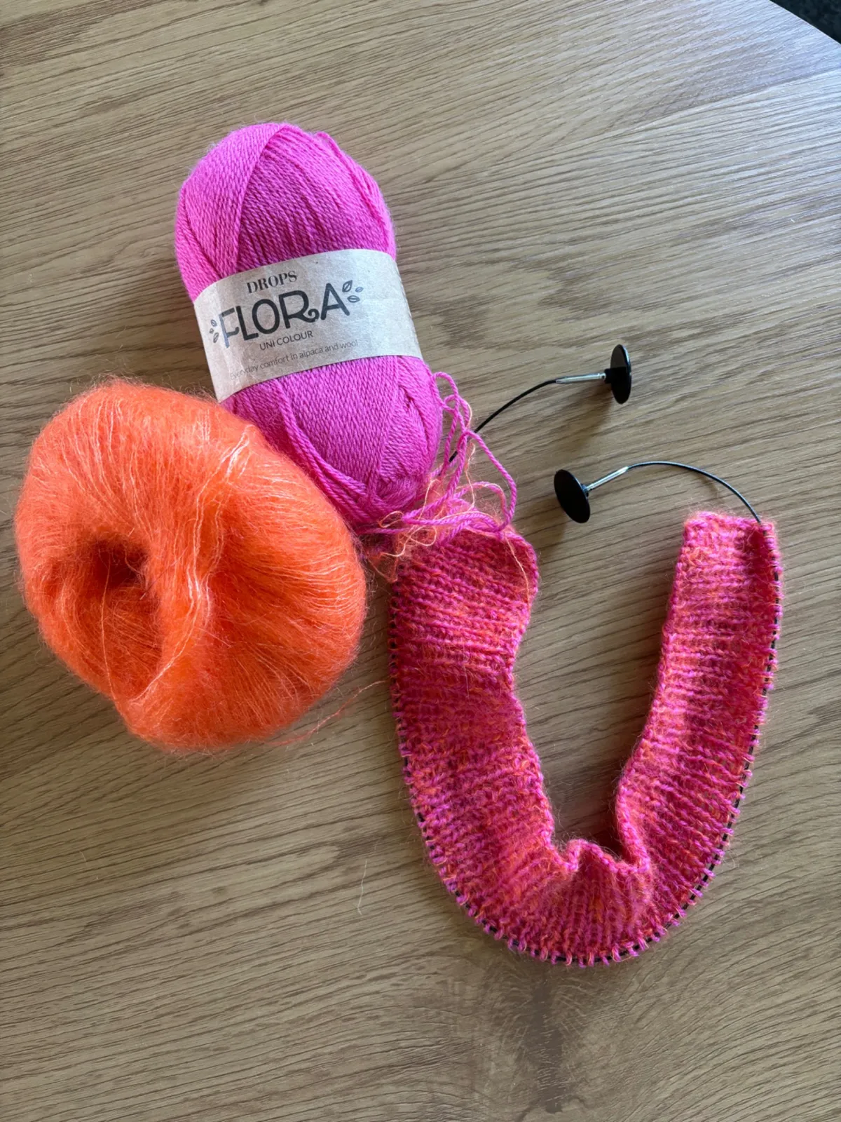 Min Easy Polo Sweater undervejs med magentafarvet Flora og orange Super Kid Silk