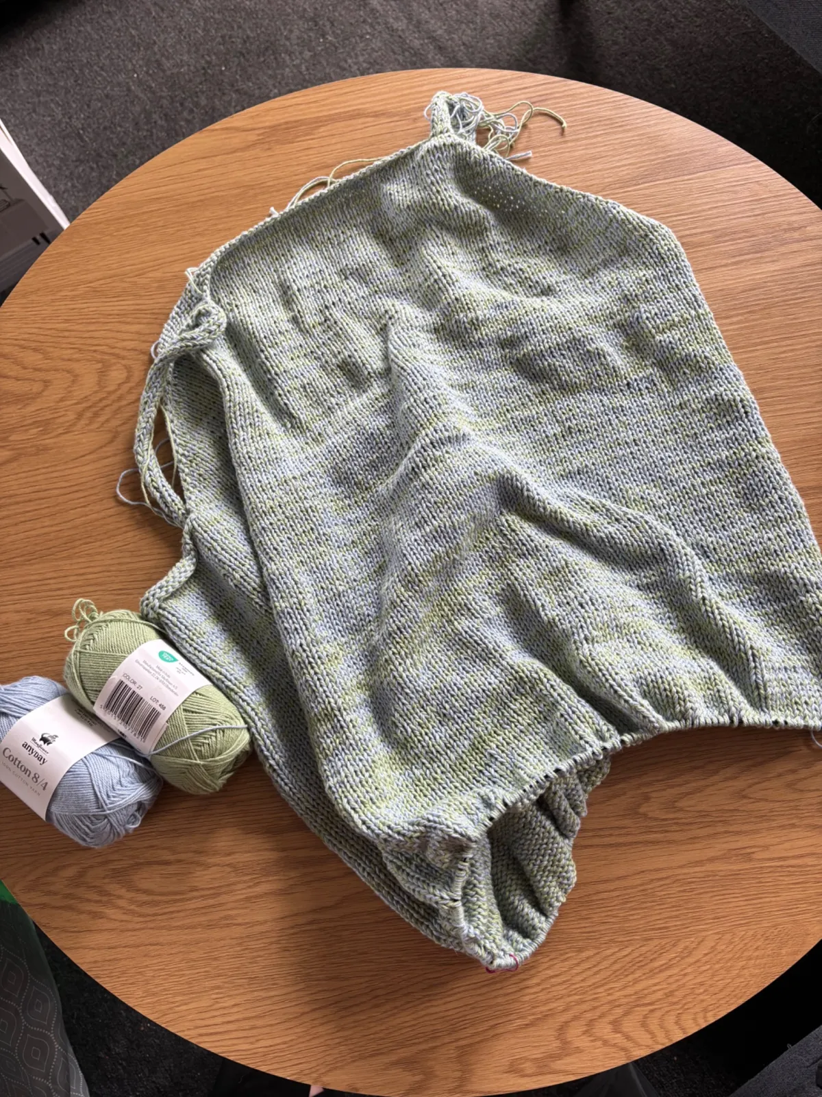 Easy Summer Dress undervejs på bordet med pastelgrønt og pastelblåt garn