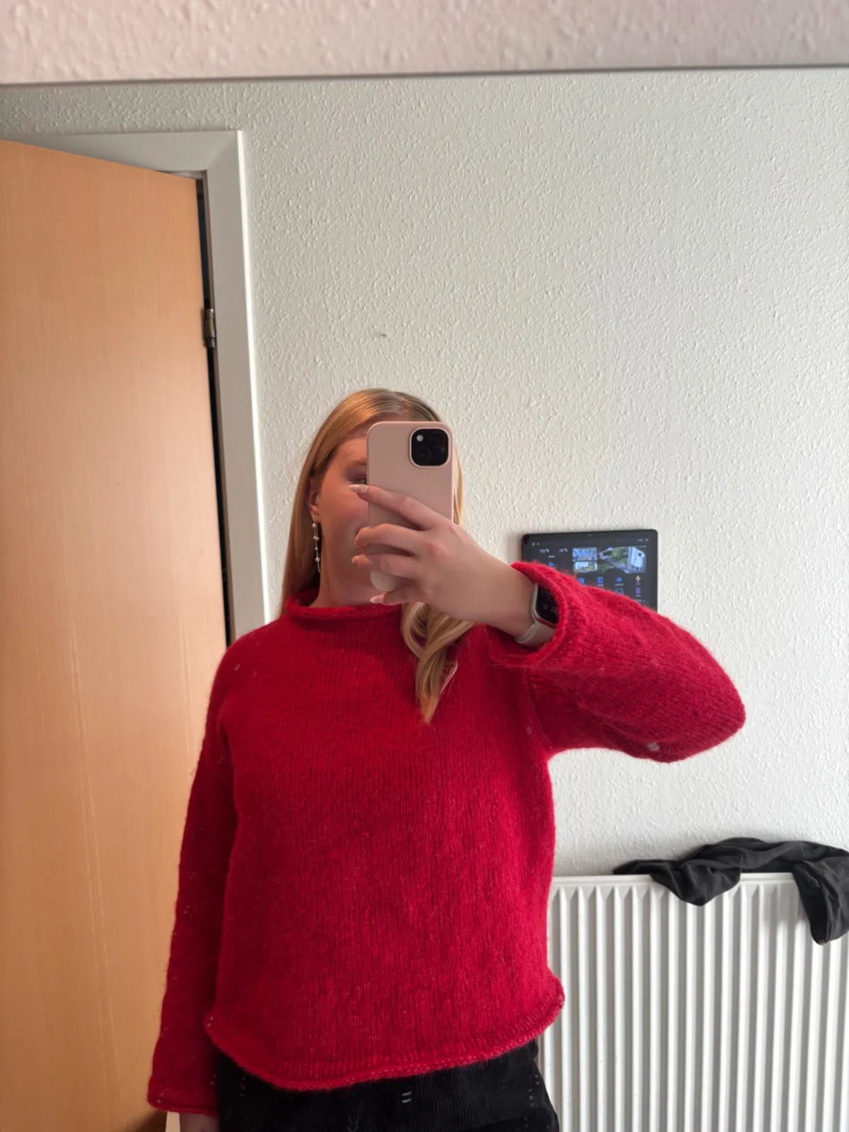 Henriette i sin færdige hindbærrosa Cloud Sweater fra PetiteKnit