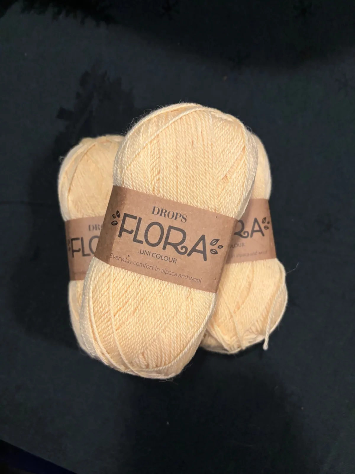 Mit gule DROPS Flora-garn i farve 26 Lemonade