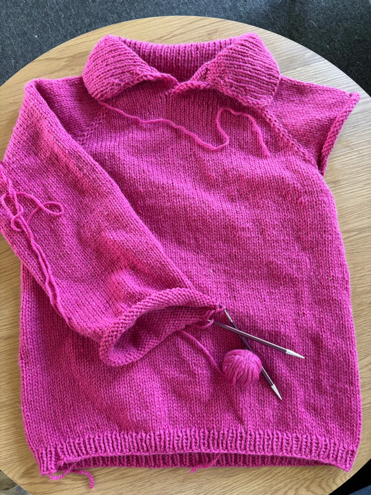 Henriettes færdige Easy Polo Sweater med polokrave i rosa DROPS Nepal