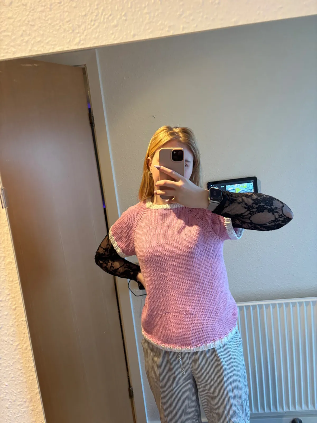 Henriette med sin Easy Basic Tee i Kirsebærblomst med hvide kanter