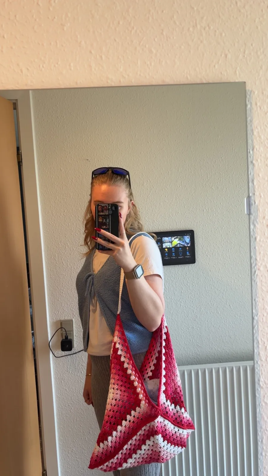 Henriette med sin færdige The Granny Bag i røde, rosa og hvide striber