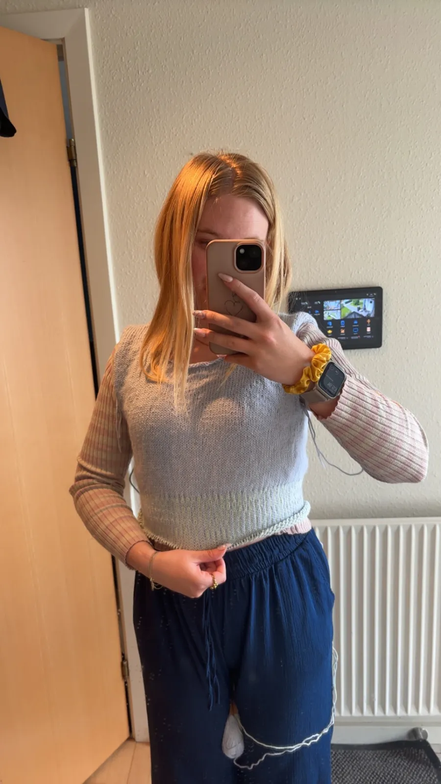 Henriette prøver sin Easy Color Mix Sweater undervejs