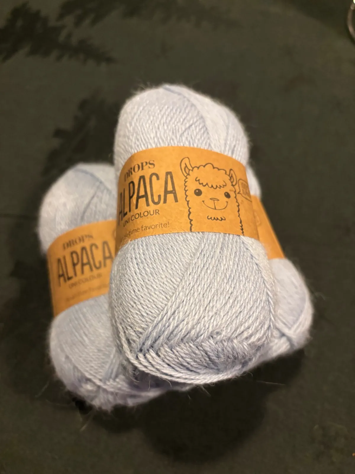 Mit lyseblå DROPS Alpaca-garn i farve 6205 til Easy Shape Sweater
