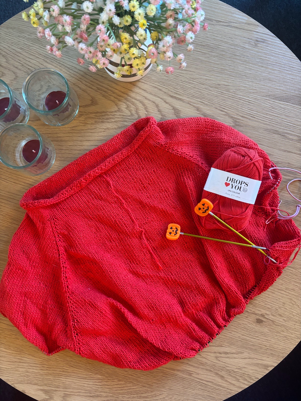 🧶 WIP Wednesday 💕

🇬🇧 Two very different projects are currently on my needles! ✨

�...