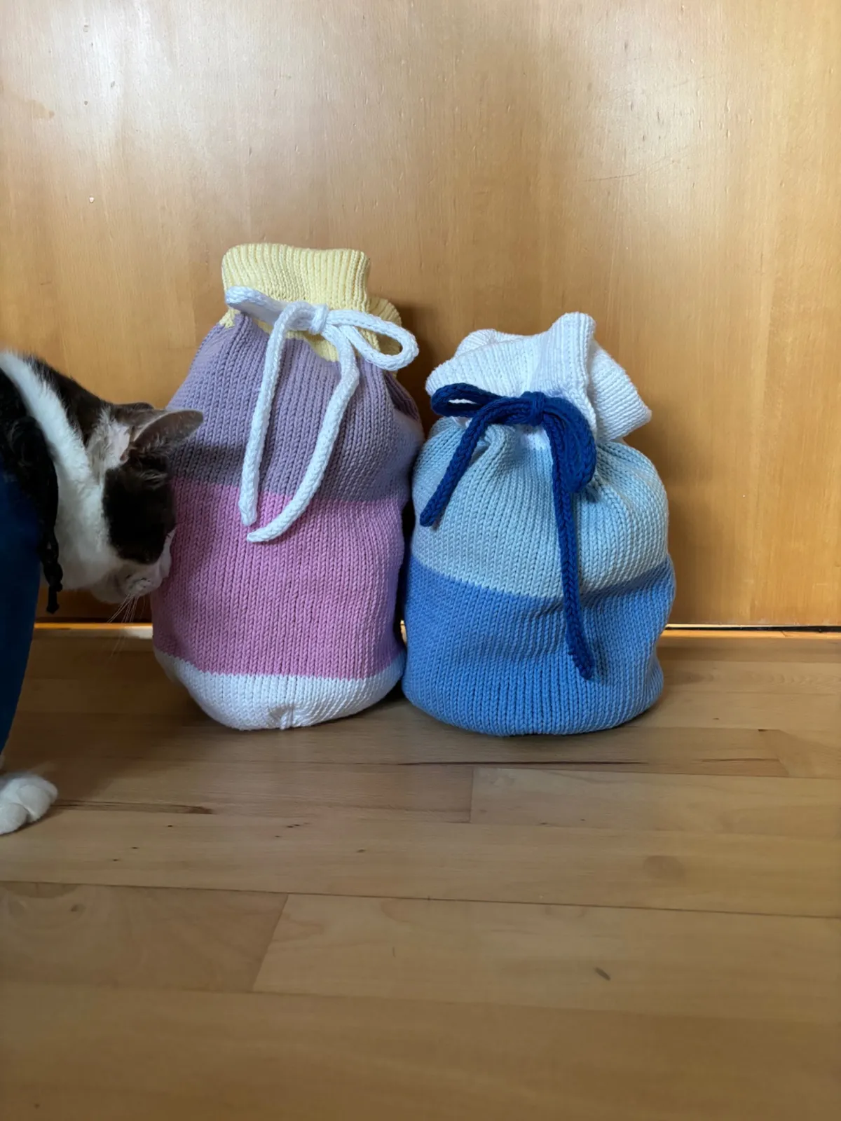 Min rosa og lilla Easy Project Bag til venstre sammen med den blå taske