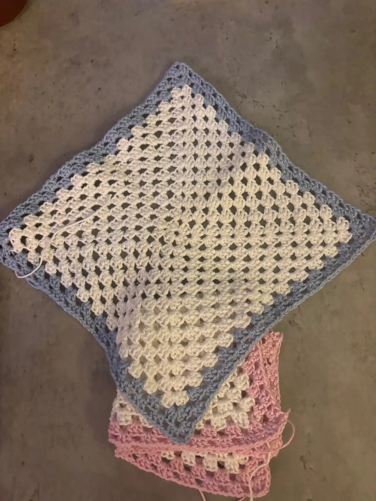 Henriettes hæklede klude med blå og rosa kanter